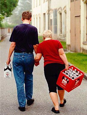 Mann, Frau, Bierkasten